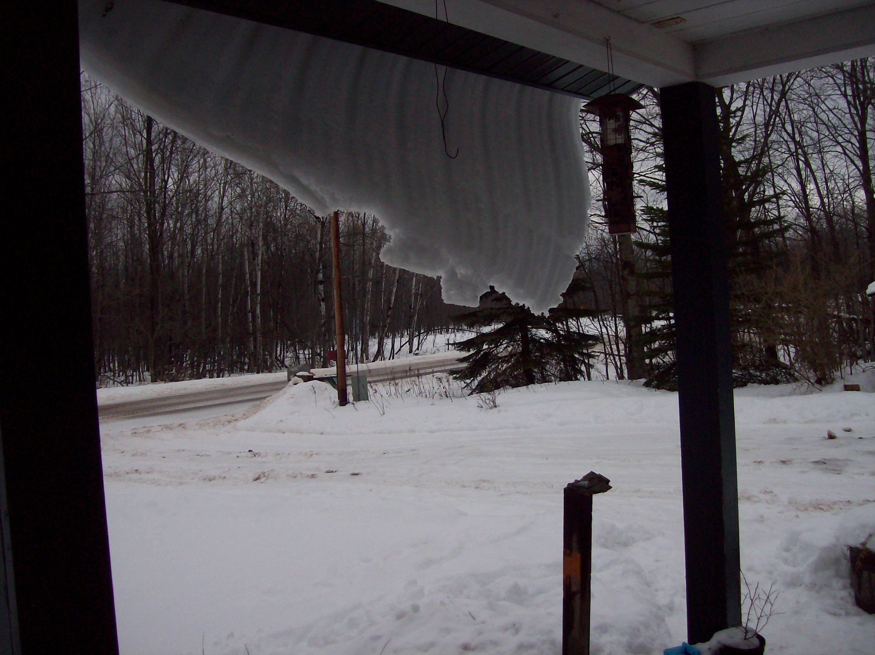 overhanging-snow-curtain-feeder