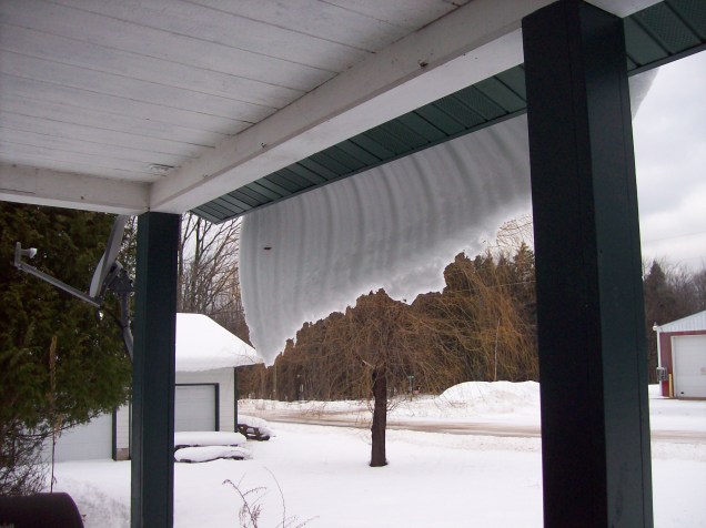 overhanging-snow-curtain